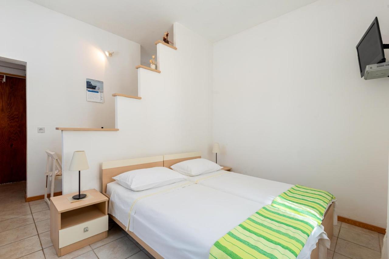 Apartments By The Sea Jelsa, Hvar - 11319 Exterior photo